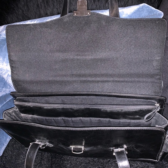 Computer carrying tote for laptop with push button buckle closure and side slot. - Picture 3 of 4